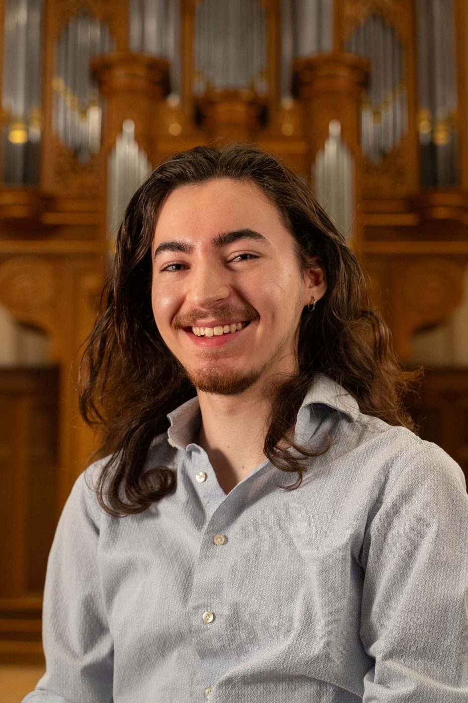 Portrait of Victor Sandberg in front of an organ